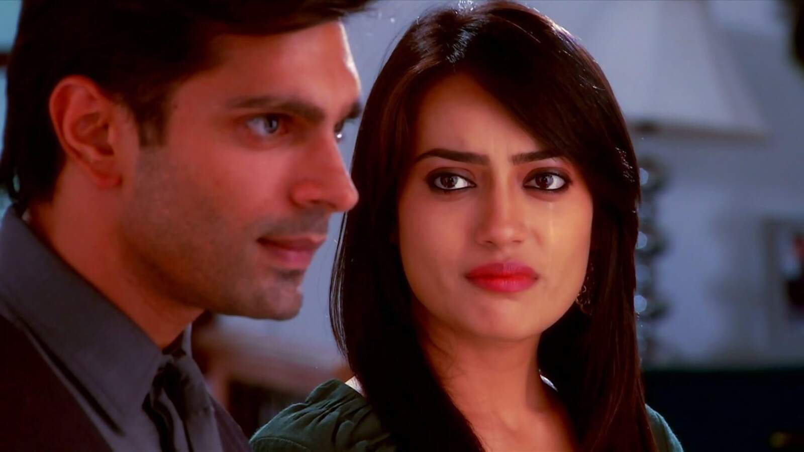 Asad runs to the airport to stop Zoya - Qubool Hai