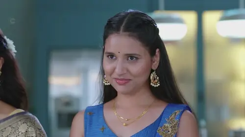Yash's Gift Delights Durga | Navri Mile Hitlerla Marathi Drama Shorts Thumbnail