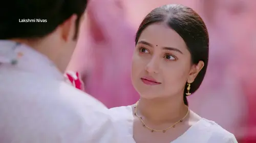 Radhika Smears Colour on Veer during Holi - Lakshmi Nivas - Promo Hindi Family Trailer Thumbnail