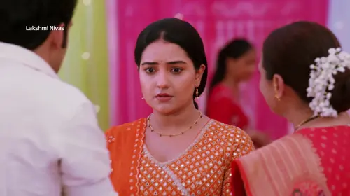 Lakshmi Introduces Veer to Radhika - Lakshmi Nivas - Promo Hindi Family Trailer Thumbnail